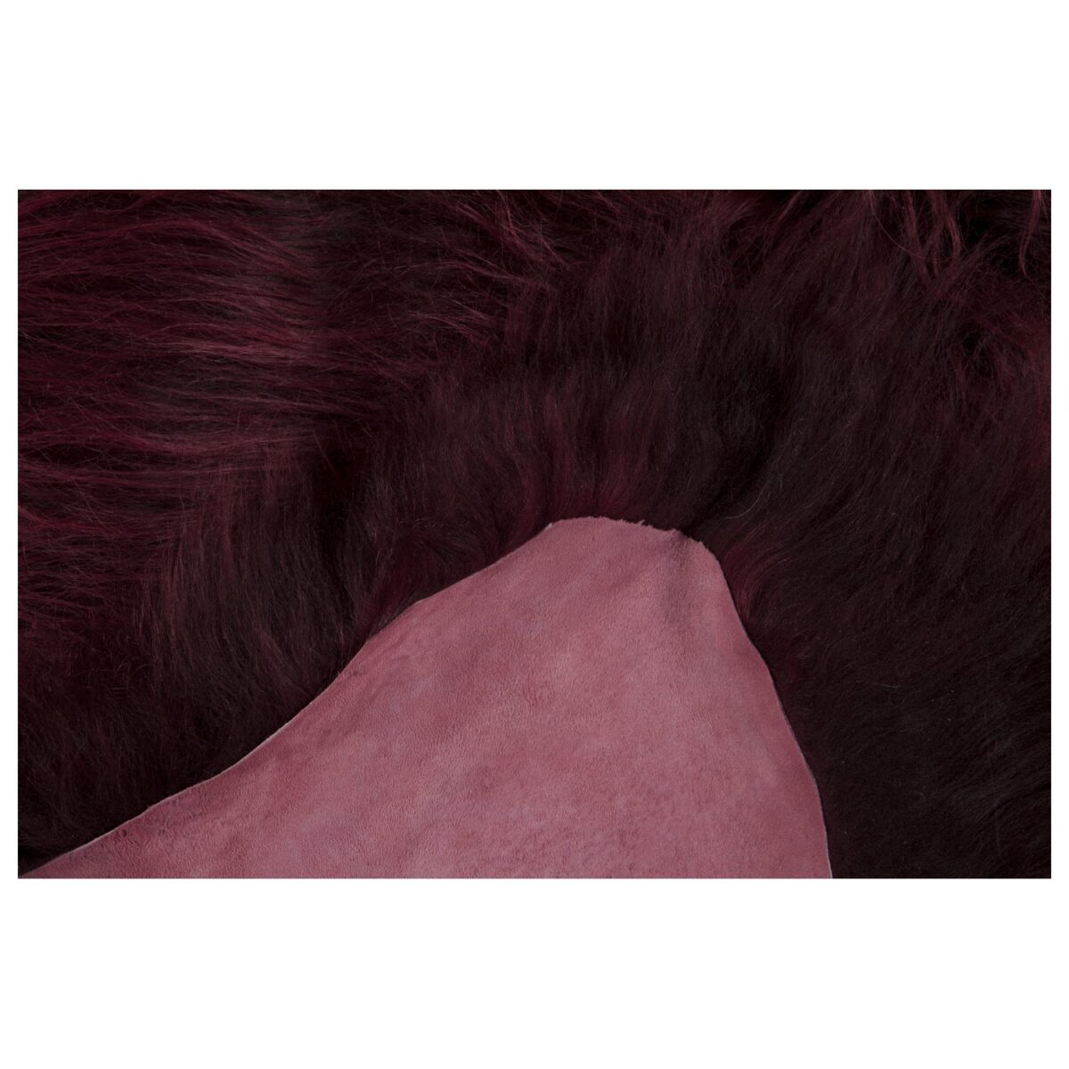 Un Tapis peau de mouton rouge bordeaux en gros plan | 100×65cm.
