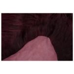 Un Tapis peau de mouton rouge bordeaux en gros plan | 100×65cm.