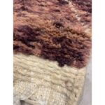 A Tapis de sol berbère du Maroc | 250x150 cm de couleur rose et beige.