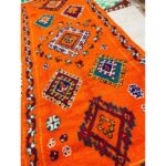 Un orange vif Tapis berbère tissé à la main Boujaad | 380x160 cm finement tissé à la main avec des motifs colorés.