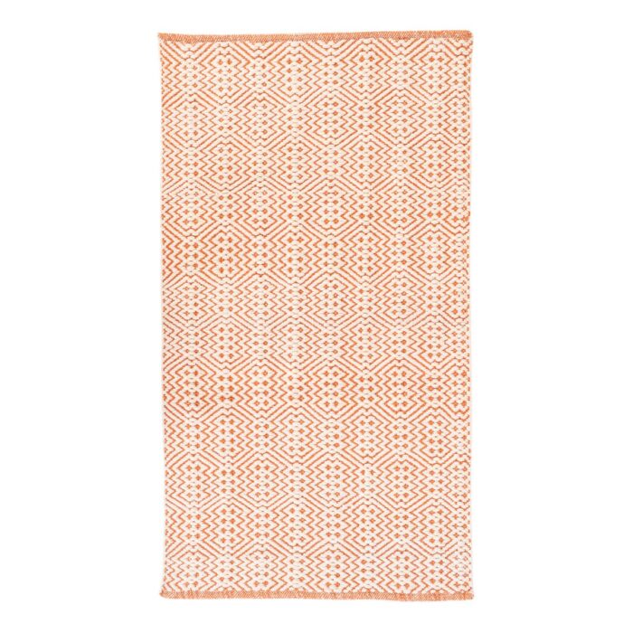 Un Tapis plastique recyclé | Serviette de plage 150x80 cm au motif orange et blanc fabriquée à partir de plastique recyclé.