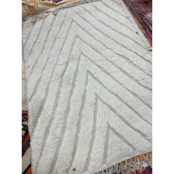 Un tapis blanc marocain Beni Ouarain avec un motif zigzag marocain Beni Ouarain | 250x164cm.