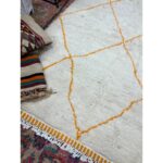A Tapis Beni Ouarain laine | Tapis 250x164 cm en laine mesurant 250x164 cm, caractérisé par du blanc avec des accents orange et jaune.