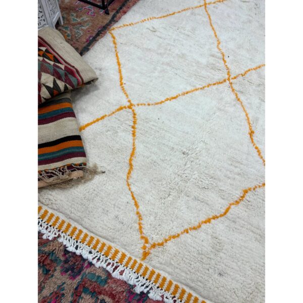 A Tapis Beni Ouarain laine | Tapis 250x164 cm en laine mesurant 250x164 cm, caractérisé par du blanc avec des accents orange et jaune.