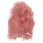 Un tapis en peau de mouton rose peau de mouton rose orange | 100×65 cm sur fond blanc.