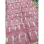Un Tapis berbère laine Beni Ouarain rose et blanc | 255x155 cm sur carrelage.