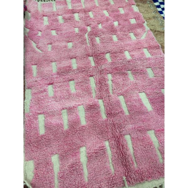 Un Tapis berbère laine Beni Ouarain rose et blanc | 255x155 cm sur carrelage.