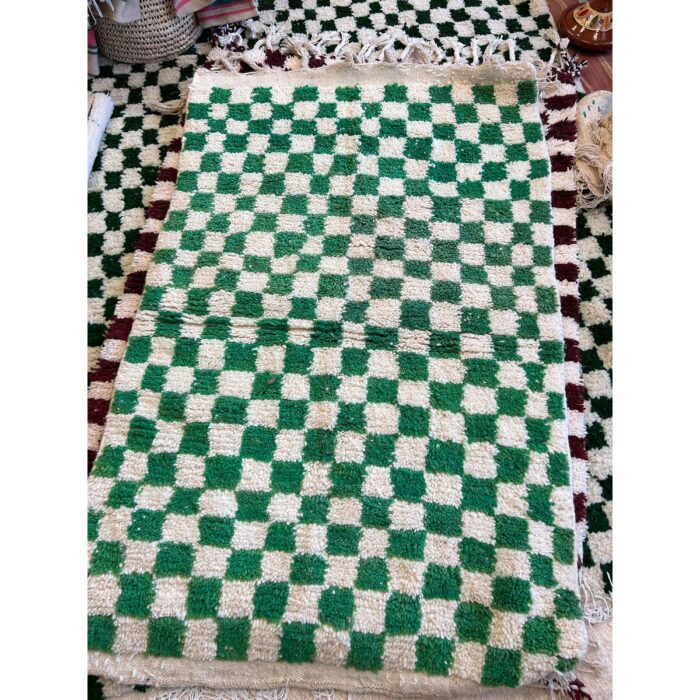 Un tapis berbère vert à carreaux | 160x105cm sur une table.