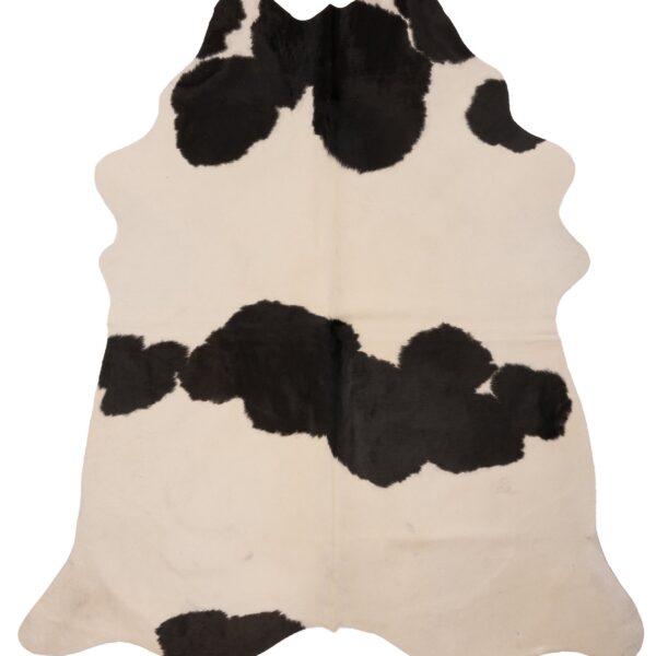 Un grand tapis Tapis peau de vache sur fond blanc.