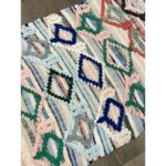 Un tapis berbère pure laine fait main de 125x63 cm avec des diamants multicolores.