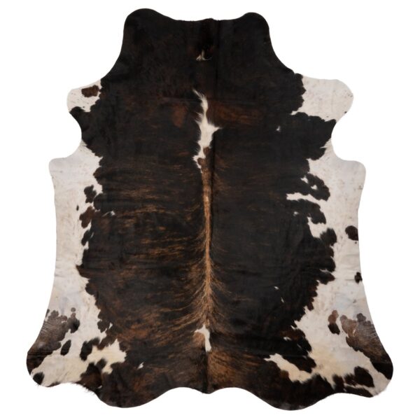 Un grand tapis peau de vache brun et blanc | 210×180 cm, présentant un motif noir et blanc, posé sur fond blanc.