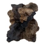 Un Tapis peau de vache patchwork marron sur fond blanc.