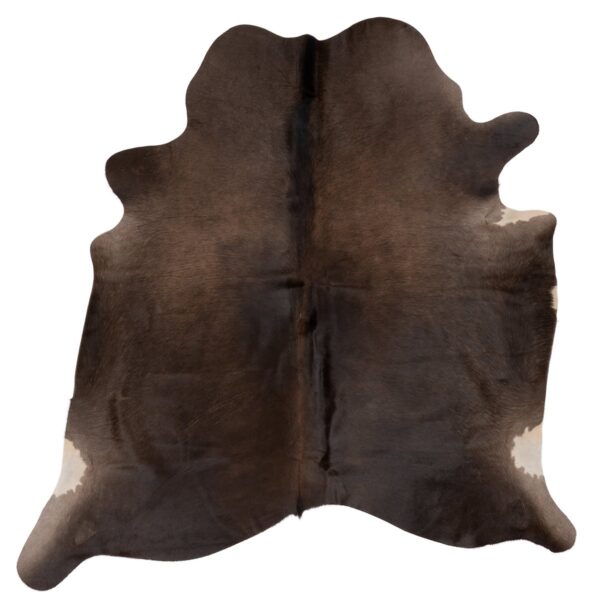Un Tapis brun foncé en cuir de vache naturel avec des tons de brun foncé sur un fond blanc.