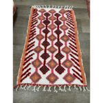 Un Tapis berbère coloré laine | 115x69 cm sur le sol.