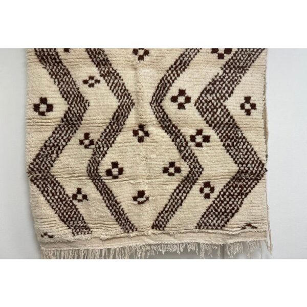 Un grand tapis marocain en laine | 230x140 cm en beige et marron, présentant un motif géométrique.