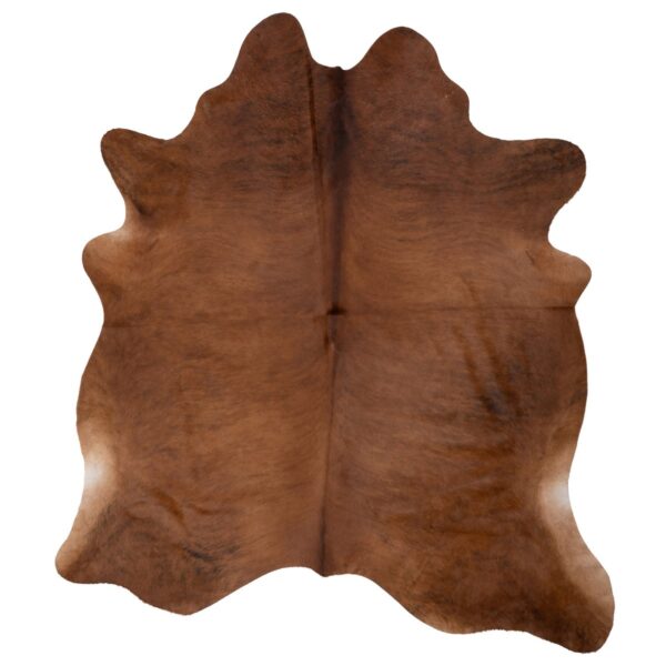 Une Tapis peau de vache unique marron classique sur un fond blanc.