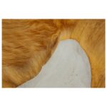 Un gros plan d'un Tapis peau de mouton jaune | 100×65 cm sur une surface blanche.