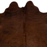 A unique Tapis peau de vache unique brun foncé | Tapis 180×160 cm sur fond blanc.