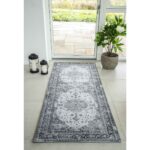 Un tapis Tapis couloir noir et blanc au motif fleuri, mesurant 200x80 cm.