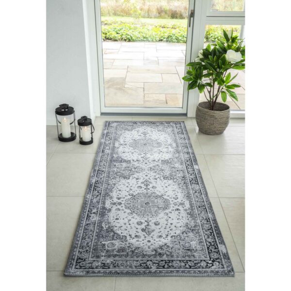 Un tapis Tapis couloir noir et blanc au motif fleuri, mesurant 200x80 cm.