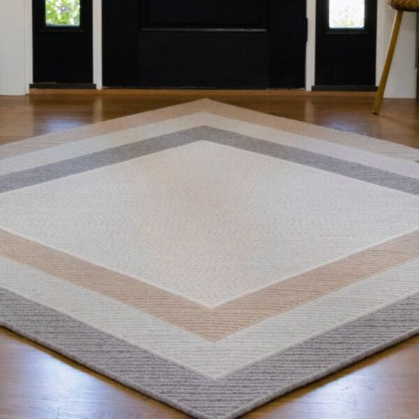 Tapis de forme carrée dans l'entrée d'une maison
