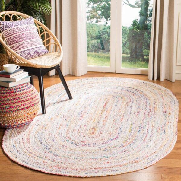 Tapis ovale coloré dans une pièce cosy