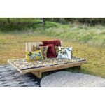 Banquette extérieure moderne avec coussins décoratifs