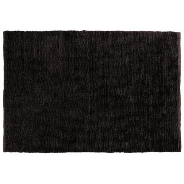 Un tapis noir sur fond blanc.