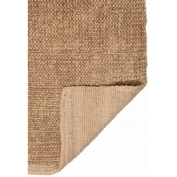 Un tapis beige sur fond blanc.