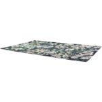Un tapis noir et blanc avec un motif floral.