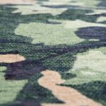 Un gros plan d'un tapis de camouflage.