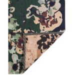 Une couverture avec un motif camouflage dessus.