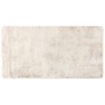 Un tapis de bain blanc sur fond.