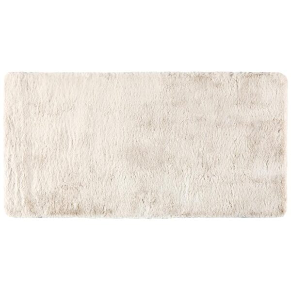 Un tapis de bain blanc sur fond.
