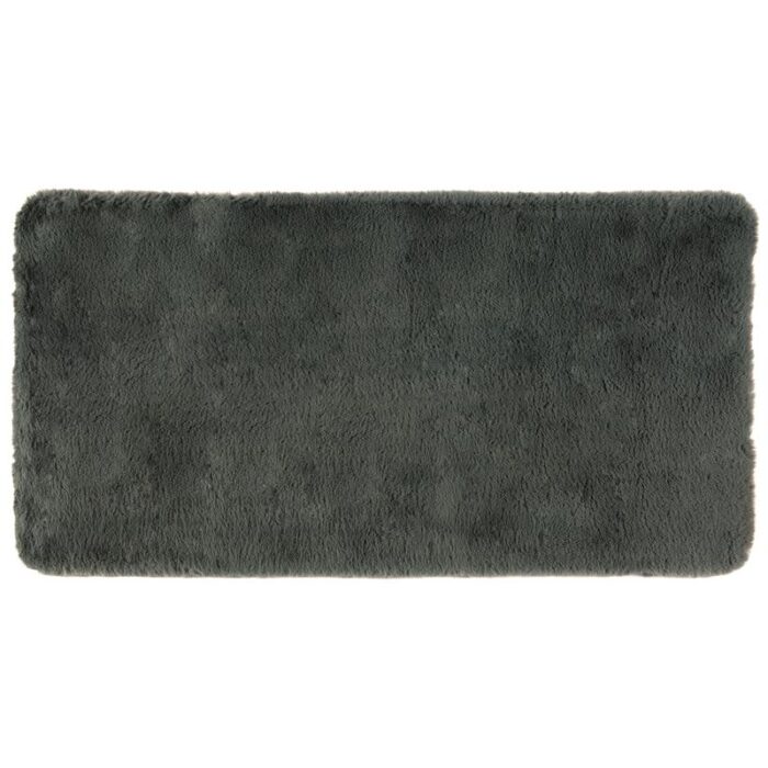 Un tapis en fourrure grise sur fond blanc.