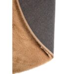 Un gros plan d'un tapis marron.