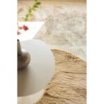 Un tapis avec un vase dessus.