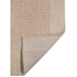 Un tapis beige sur fond blanc.