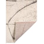 Un tapis au design abstrait.