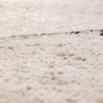 Un gros plan d'un tapis blanc.