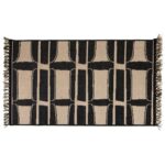 Un tapis noir à franges.