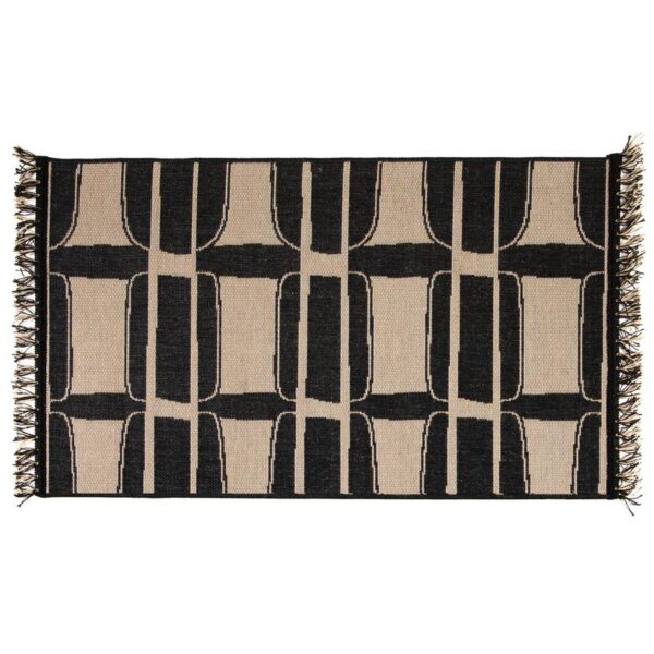 Un tapis noir à franges.