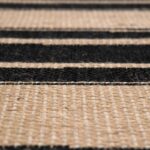 Un gros plan d'un tapis rayé noir et blanc.