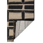 Un tapis noir à franges.