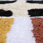 Un gros plan d'un tapis multicolore.