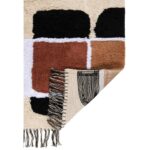 Un tapis avec des carrés noirs et blancs.