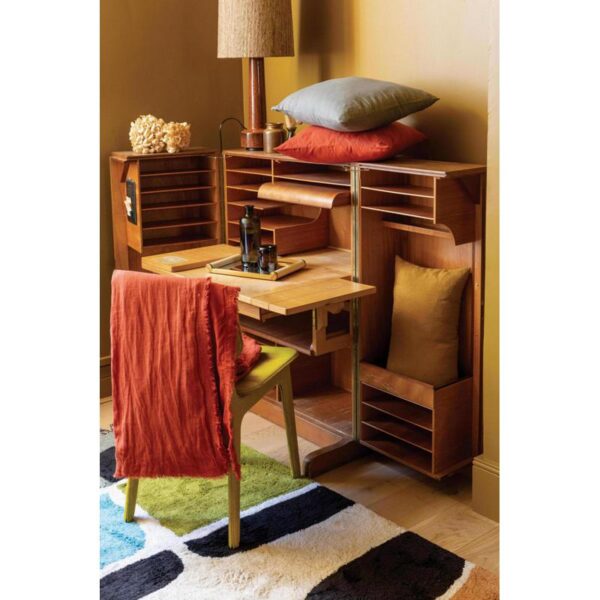 Un bureau avec des étagères et une chaise dans une pièce.