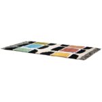 Un tapis avec des carrés multicolores sur fond blanc.