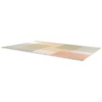 Un tapis au motif rose et beige.