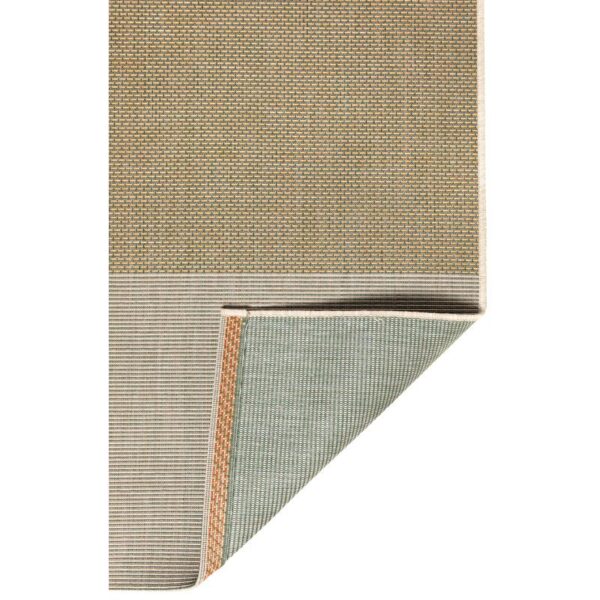 Un tapis beige sur fond blanc.